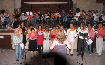 Tour � tour, �l�ves, professeurs participaient avec talent et enthousiasme � cette joyeuse f�te.