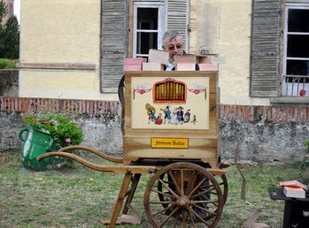 G�rard Misra� vient, mercredi, � la salle Louise-Lab�, faire d�couvrir sa passion pour l'orgue de Barbarie./Photo DDM, Ysabel repro.