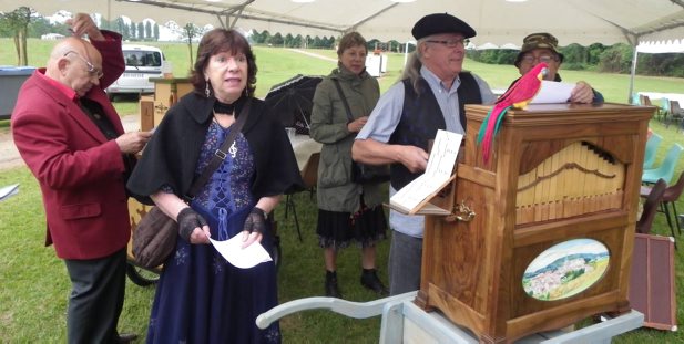 L'orgue de barbarie s'est invit� une nouvelle fois � Bressols. ()