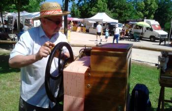 L'orgue de barbarie trouve un écho régulier dans le village.