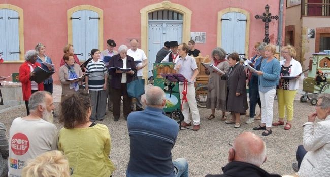Le Chœur du Carla a mêlé ses voix avec un orgue de Barbarie./ DDM.