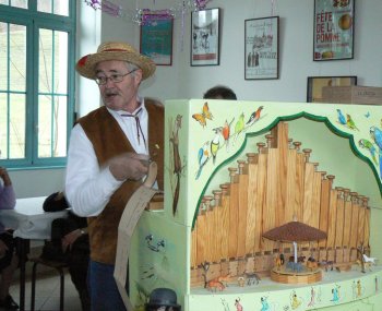 Fran�ois Oster, un joueur d'orgue de Barbarie tout � fait dans la tradition. Photo DDM, C. T.