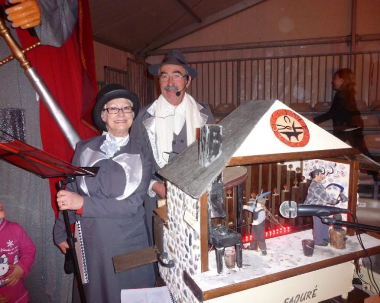 Maritie et Fulgence actionnent leur orgue au d�cor de forge. / Photo DDM Robert Cast�ra.