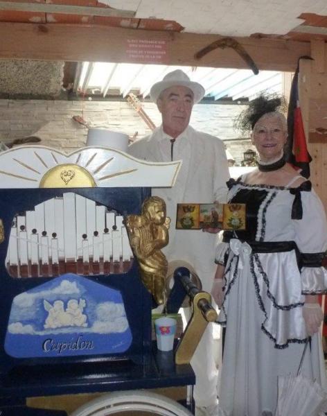 Costumes de scène pour Fulgence et Maïté près de leur orgue./Photo DDM EE