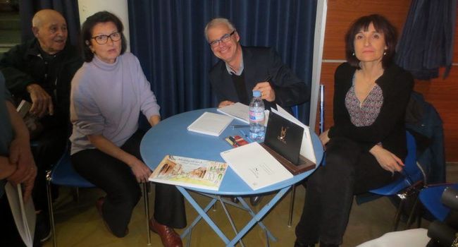 Vincent Savatier est en train de dédicacer son livre sur Montgiscard pour ses nombreux amis./Photo DDM.RG