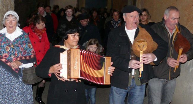 La balade contée en gascon, un joli moment autour de Godeliève Lust et des joueurs de musique gasconne./Photo DDM Ysabel.