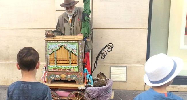 La manivelle de l'orgue de barbarie tournera et tous pourront reprendre  des airs traditionnels de la chanson française./ Photo DDM, D. D. S.