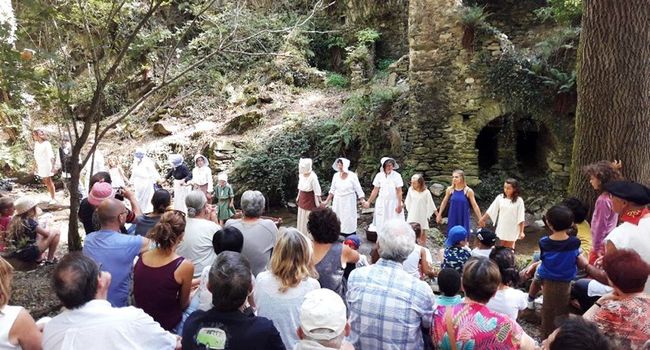 Un public attentif et émerveillé par le spectacle : « Le Miracle des eaux », au bord du Tenten.