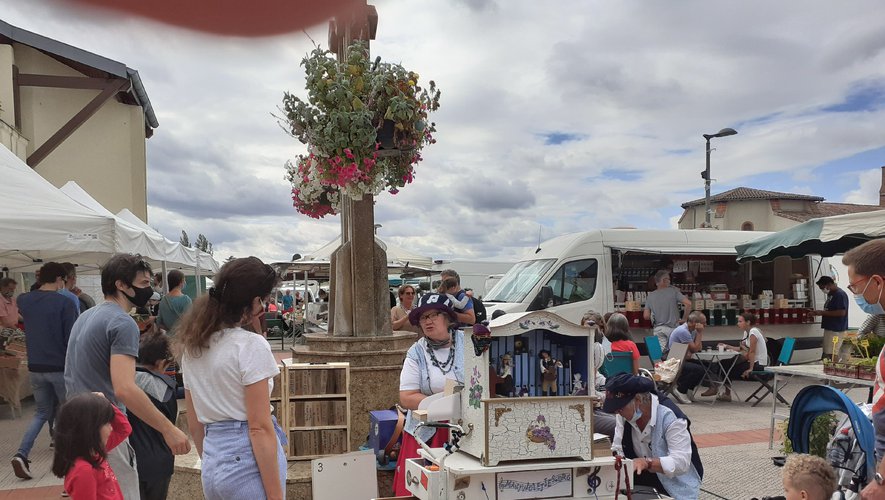 Animation sur le marché avec les "tourneurs" Bernard et Françoise.