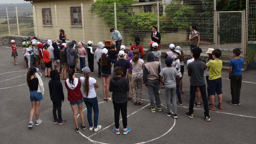 Leçon d’orgue de barbarie dans la cour de l’école.