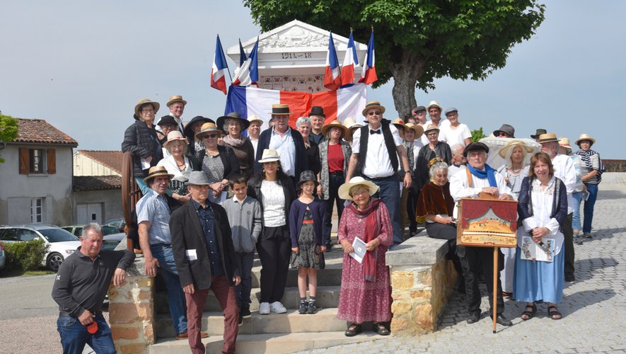 La population actuelle entoure le monument aux morts restauré.
