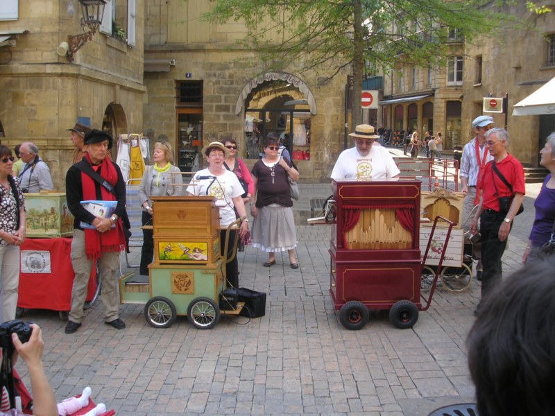 sur la place de la mairie