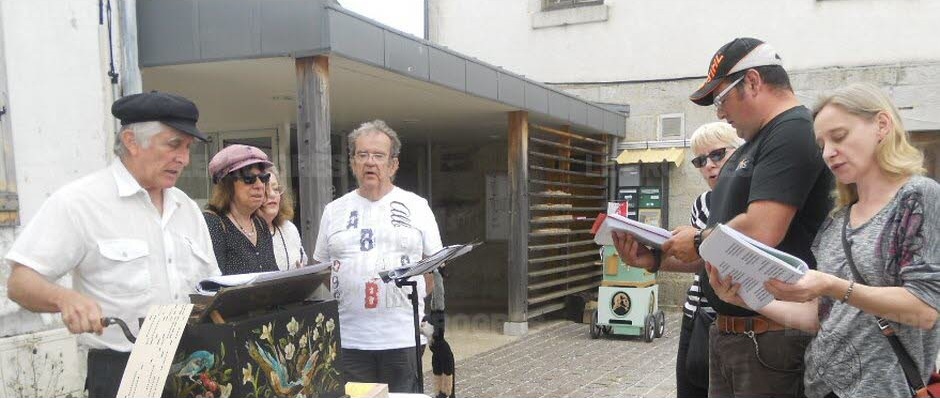 Chaque instrument, fabriqué en général par son musicien, est un modèle unique.  Photo Jeanine GUICHON
