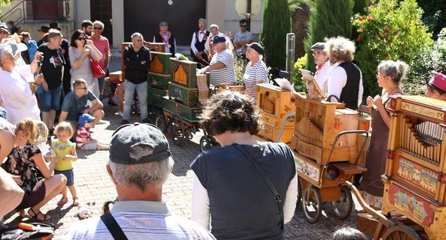 Le public a poussé la chansonnette sur le parvis de l'hôtel de ville. /  Photo DDM